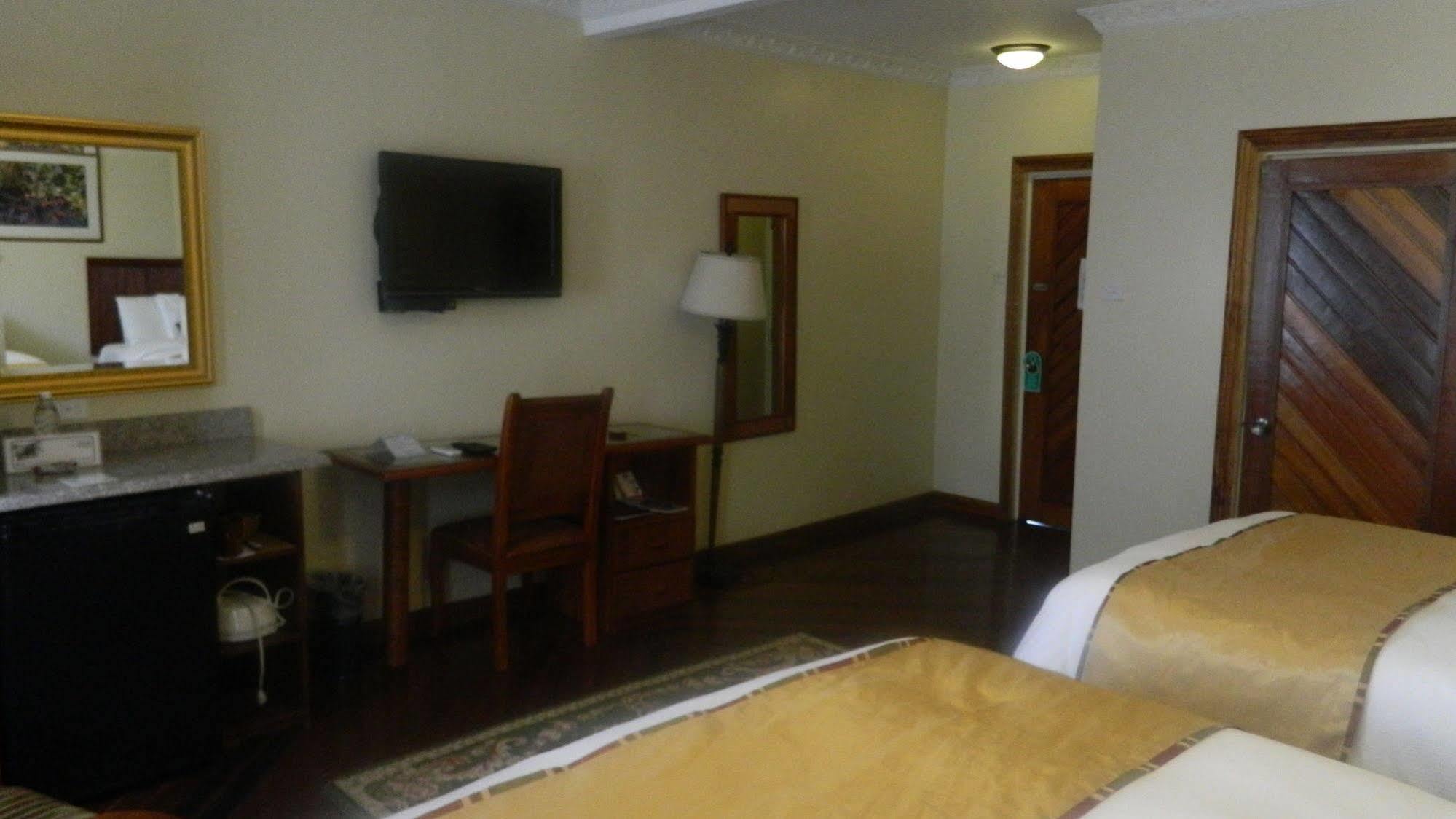 Cara Lodge Hotel Georgetown Bagian luar foto